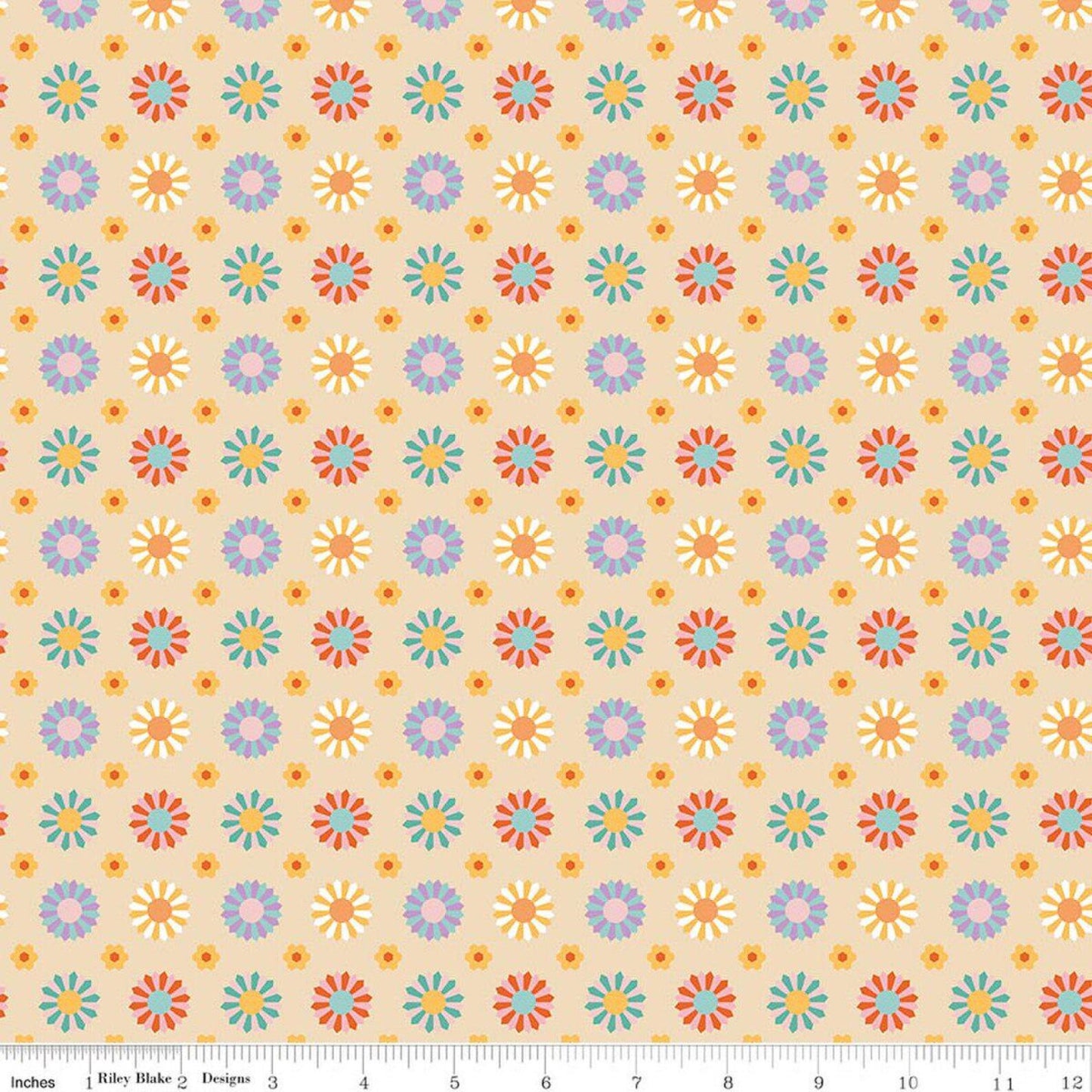 Dresden - Vanilla: Patchwork Dresden Vanilla fabric featuring Dresden plate quilt motif on vanilla background