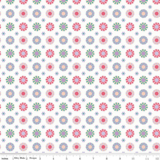 Dresden - Cream: Patchwork Dresden Cream fabric featuring Dresden plate quilt motif on cream background