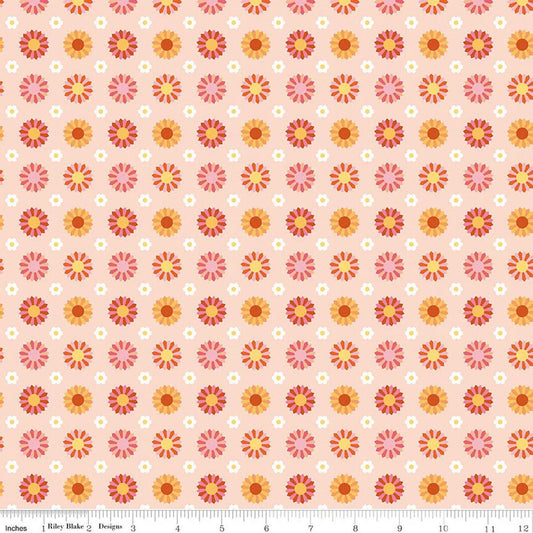 Dresden Peach: Patchwork Dresden Peach fabric with Dresden plate quilt motif on peachy background