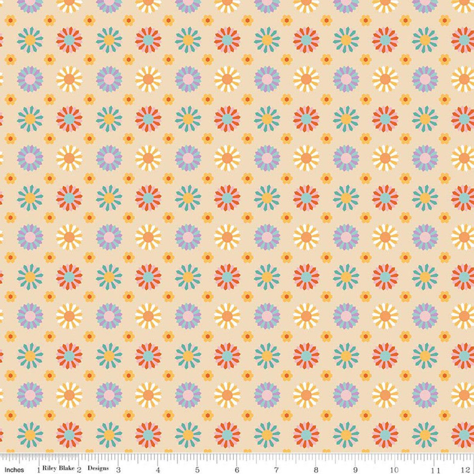 Dresden - Vanilla: Patchwork Dresden Vanilla fabric featuring Dresden plate quilt motif on vanilla background