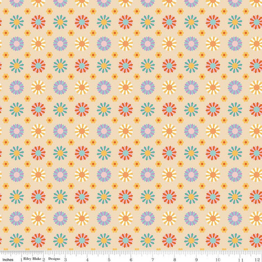 Dresden - Vanilla: Patchwork Dresden Vanilla fabric featuring Dresden plate quilt motif on vanilla background